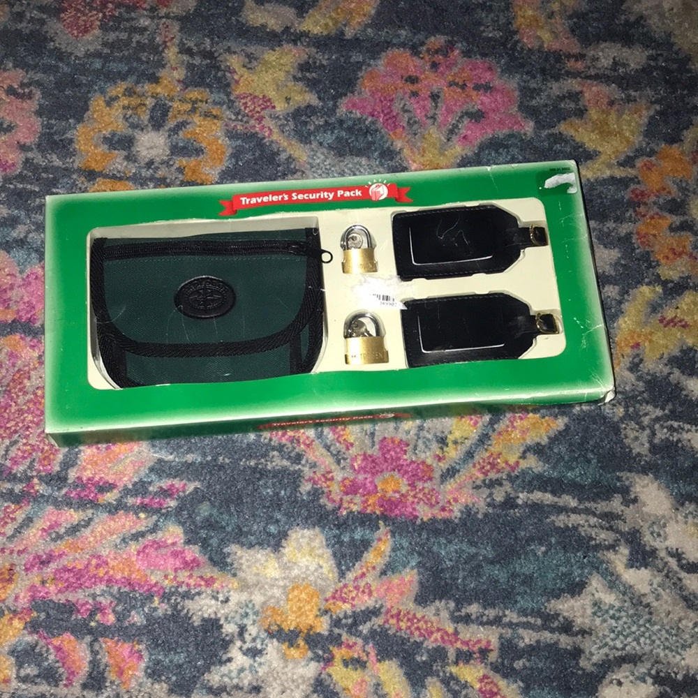 NWT Vintage Travelers Security Pack